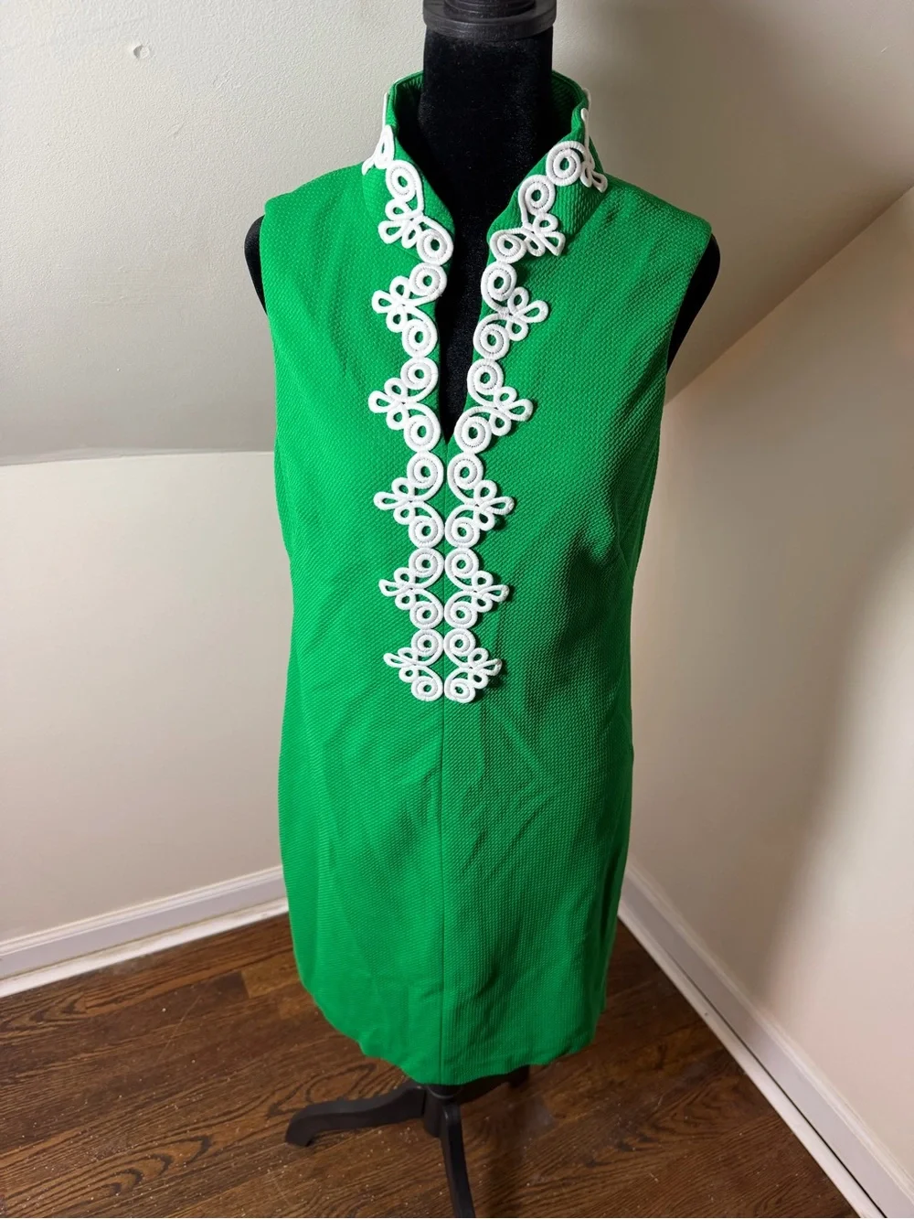 Vince Camuto Kelly Green Sleeveless Shift Dress with White Trim